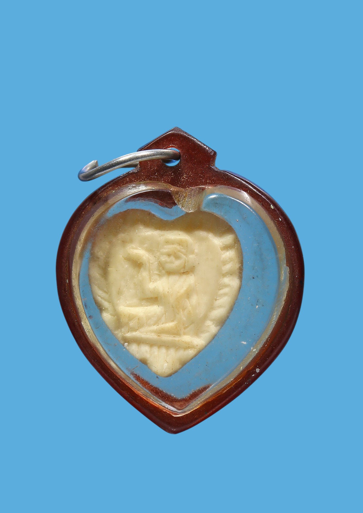 นางกวักหลวงพ่อกวย รุ่นผูกพัทธสีมา ปี 2521 เนื้องาแกะ วัดโฆสิตาราม จ.ชัยนาท เลี่ยมรูปทรงหัวใจเดิมๆ มีขี้ยุง เก่าได้อายุ